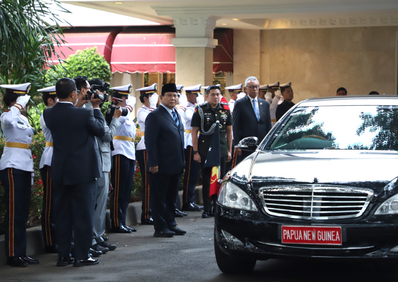 Menhan Prabowo Subianto menerima kunjungan dari PM Papua Nugini James Marepe di Kantor Kemhan (Ashar/SinPo.id)