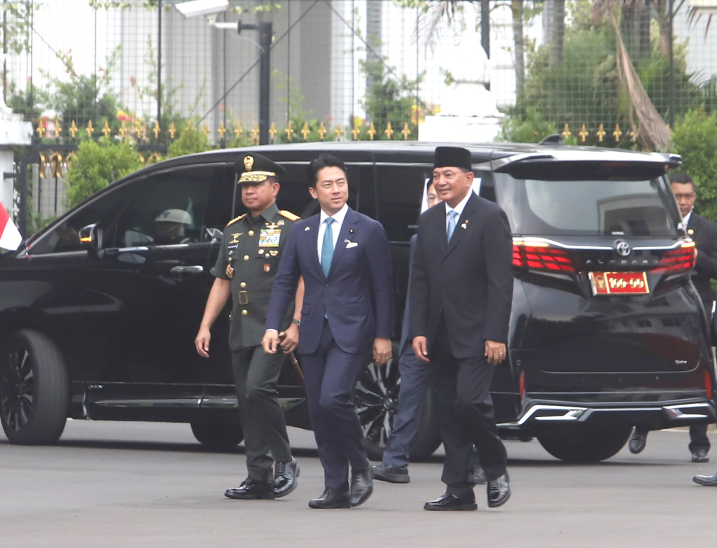 Menhan Sjafrie Sjamsoeddin menerima kunjungan Menhan Jepang Shinjiro Koizumi untuk melakukan penandatangan kerjasama di bidang maritim dan pertahanan (Ashar/SinPo.id)