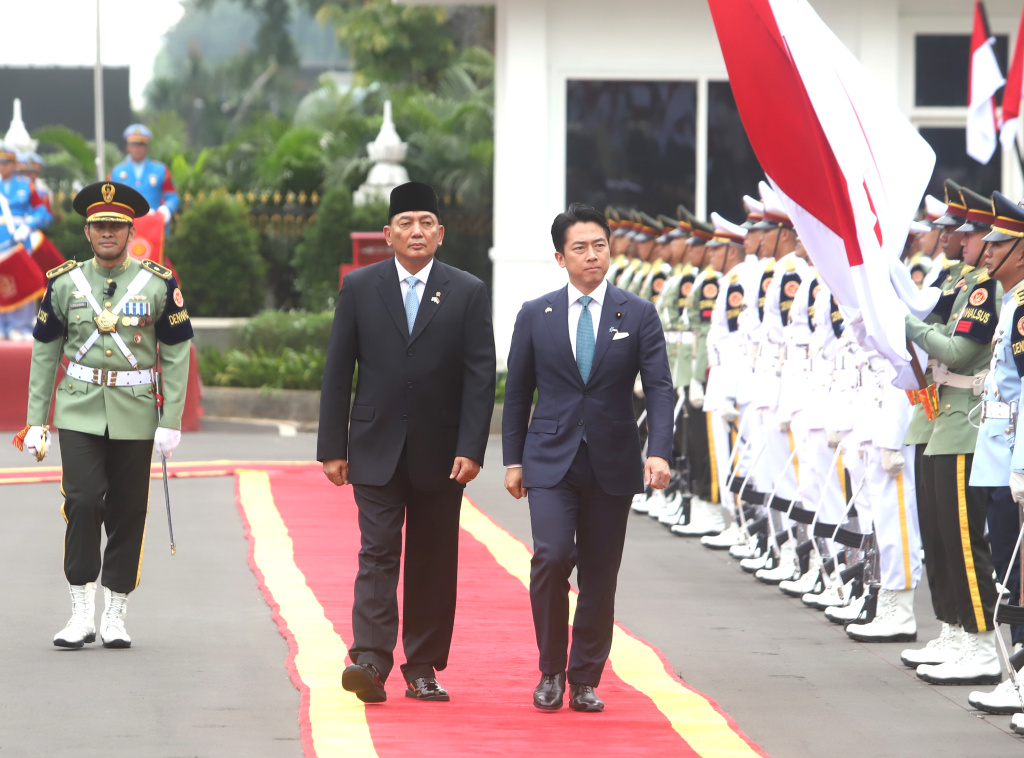 Menhan Sjafrie Sjamsoeddin menerima kunjungan Menhan Jepang Shinjiro Koizumi untuk melakukan penandatangan kerjasama di bidang maritim dan pertahanan (Ashar/SinPo.id)