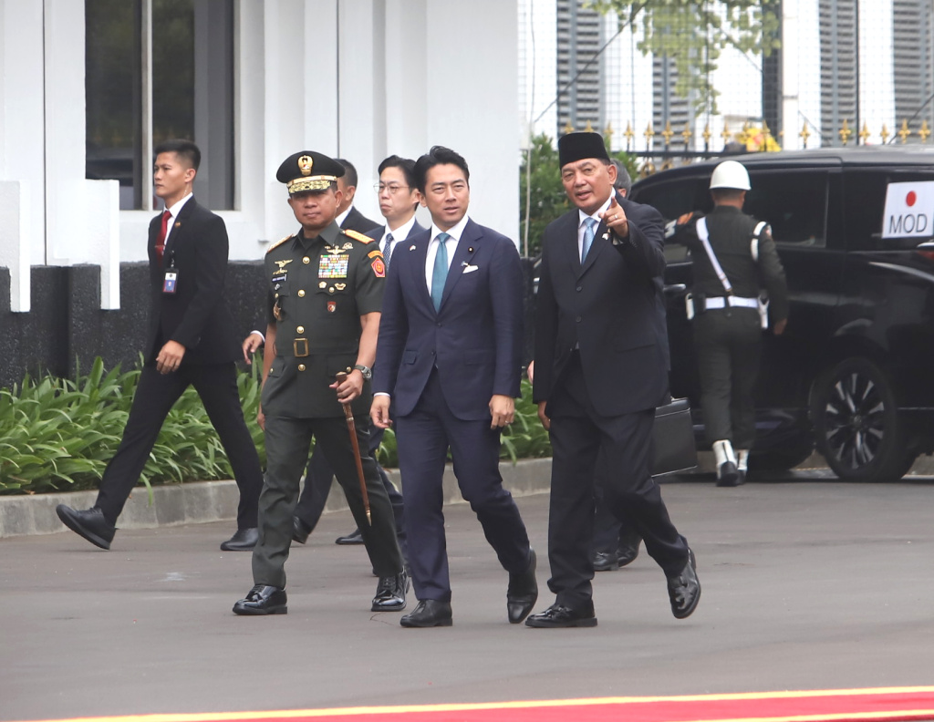 Menhan Sjafrie Sjamsoeddin menerima kunjungan Menhan Jepang Shinjiro Koizumi untuk melakukan penandatangan kerjasama di bidang maritim dan pertahanan (Ashar/SinPo.id)
