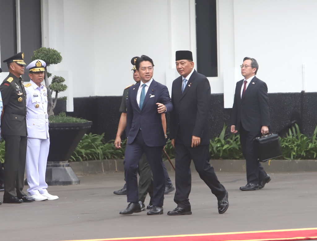 Menhan Sjafrie Sjamsoeddin menerima kunjungan Menhan Jepang Shinjiro Koizumi untuk melakukan penandatangan kerjasama di bidang maritim dan pertahanan (Ashar/SinPo.id)