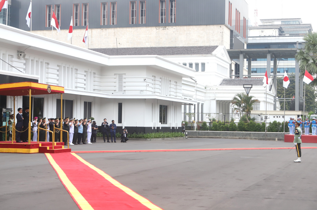 Menhan Sjafrie Sjamsoeddin menerima kunjungan Menhan Jepang Shinjiro Koizumi untuk melakukan penandatangan kerjasama di bidang maritim dan pertahanan (Ashar/SinPo.id)