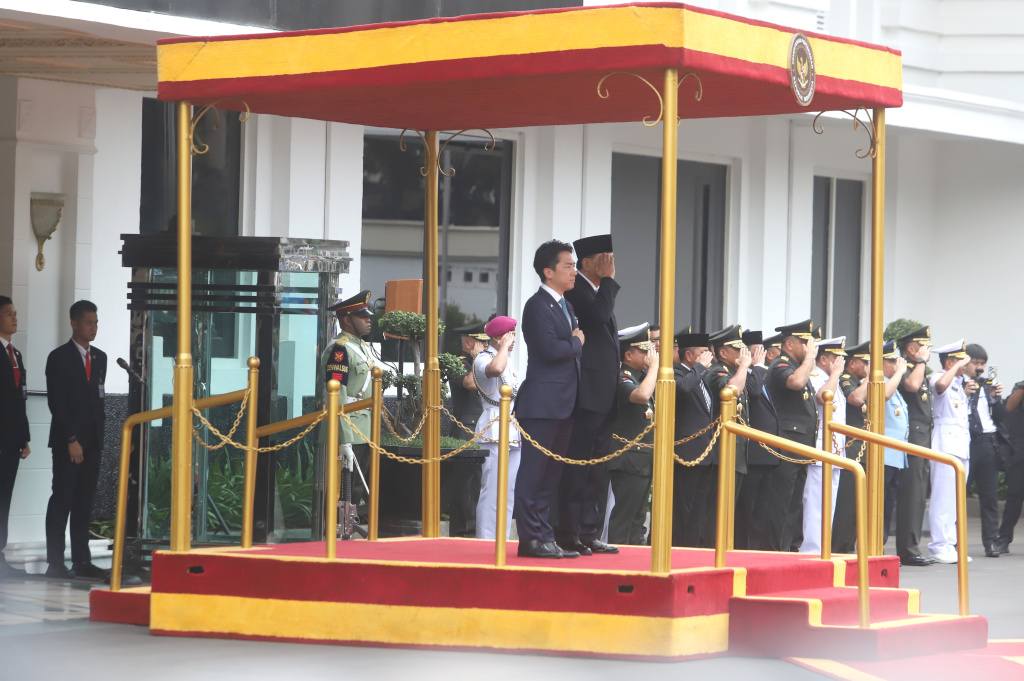 Menhan Sjafrie Sjamsoeddin menerima kunjungan Menhan Jepang Shinjiro Koizumi untuk melakukan penandatangan kerjasama di bidang maritim dan pertahanan (Ashar/SinPo.id)