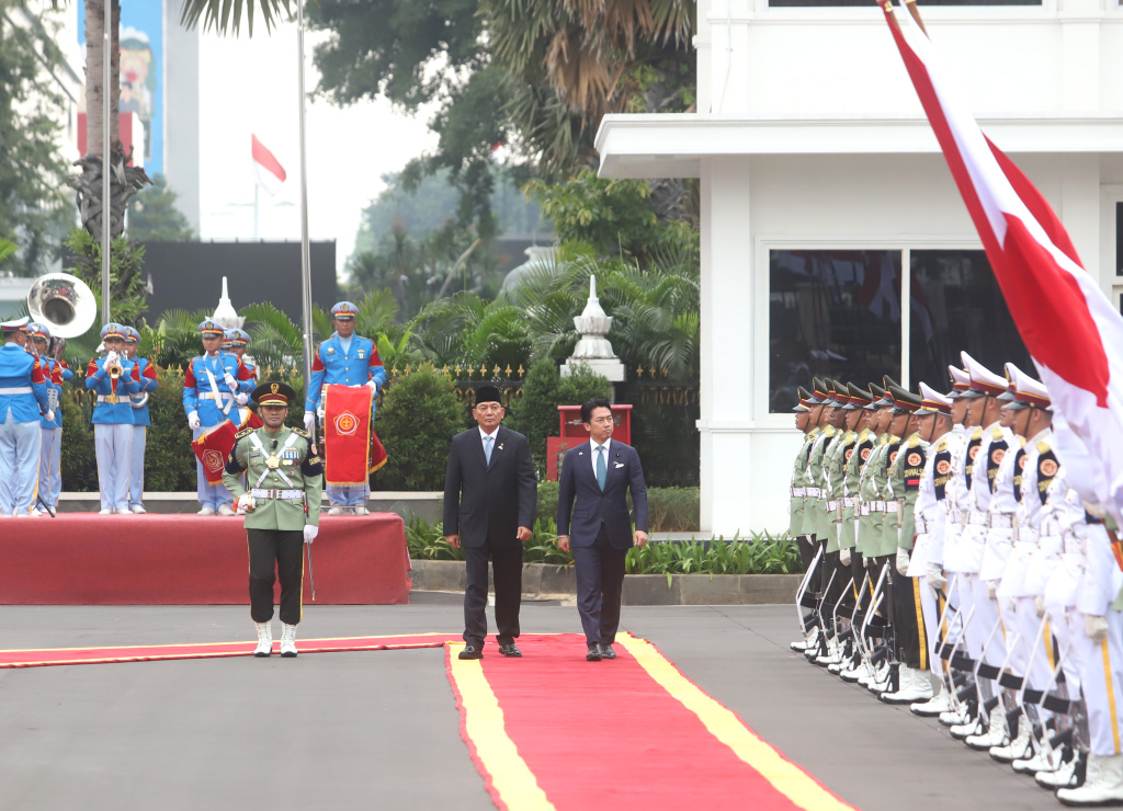 Menhan Sjafrie Sjamsoeddin menerima kunjungan Menhan Jepang Shinjiro Koizumi untuk melakukan penandatangan kerjasama di bidang maritim dan pertahanan (Ashar/SinPo.id)