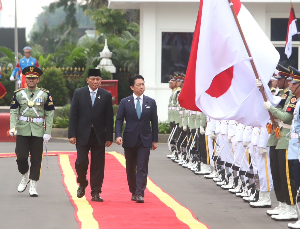 Menhan Sjafrie Sjamsoeddin menerima kunjungan Menhan Jepang Shinjiro Koizumi untuk melakukan penandatangan kerjasama di bidang maritim dan pertahanan (Ashar/SinPo.id)