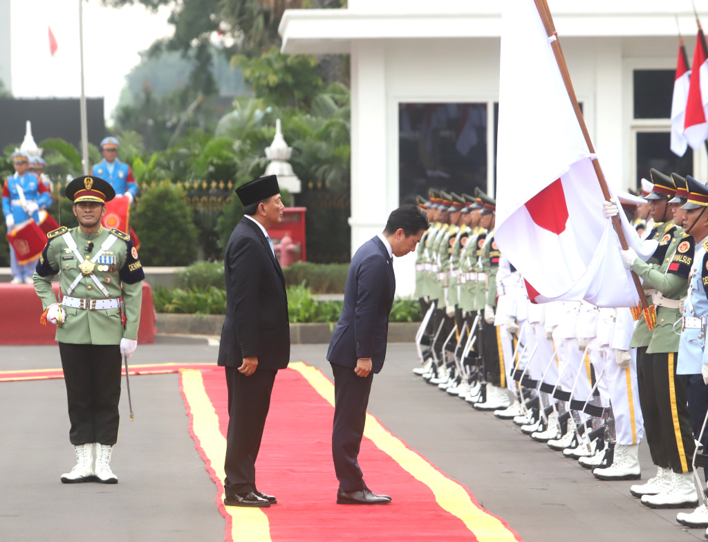 Menhan Sjafrie Sjamsoeddin menerima kunjungan Menhan Jepang Shinjiro Koizumi untuk melakukan penandatangan kerjasama di bidang maritim dan pertahanan (Ashar/SinPo.id)