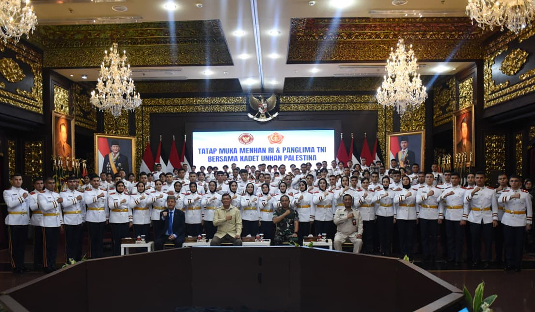 Menhan Sjafrie Sjamsoeddin, saat menghadiri tatap muka dengan para kadet Universitas Pertahanan (Unhan) asal Palestina di Gedung Kementerian Pertahanan, Jakarta. (Agus Priatna/SinPo.id)