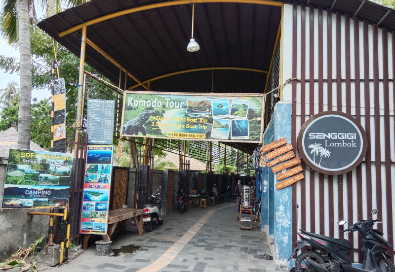 Menikmati keindahan pesona pantai Senggigi wisatawan bisa melihat langsung penangkaran penyu (Ashar/SinPo.i)