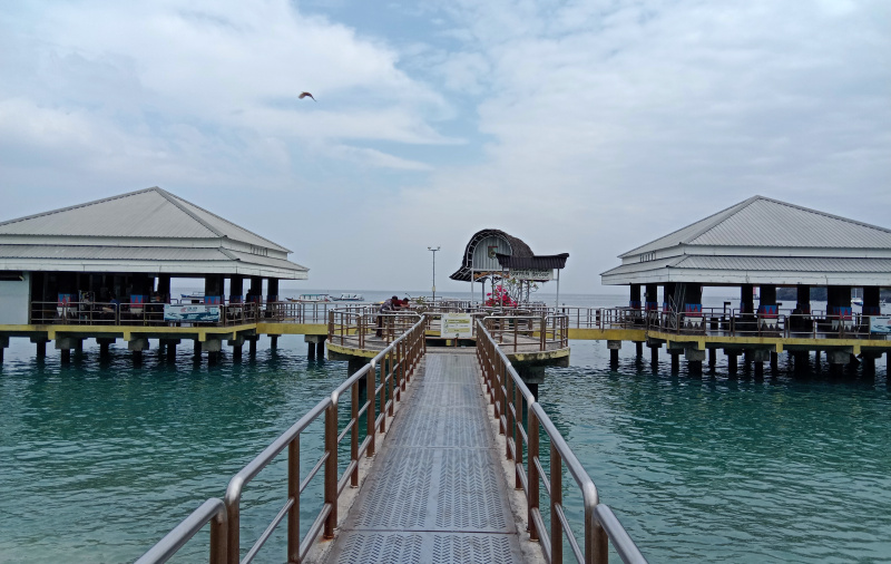 Menikmati keindahan pesona pantai Senggigi wisatawan bisa melihat langsung penangkaran penyu (Ashar/SinPo.i)