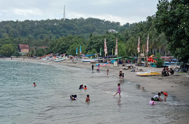 Menikmati keindahan pesona pantai Senggigi wisatawan bisa melihat langsung penangkaran penyu (Ashar/SinPo.i)
