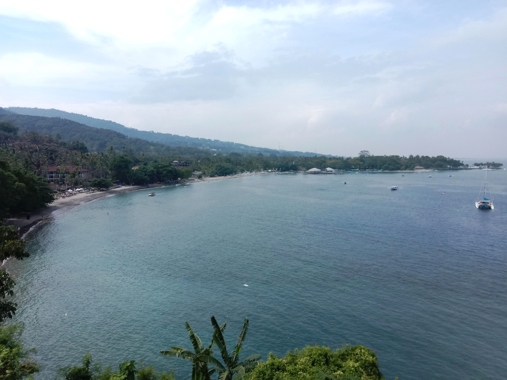 Menikmati keindahan pesona pantai Senggigi wisatawan bisa melihat langsung penangkaran penyu (Ashar/SinPo.i)