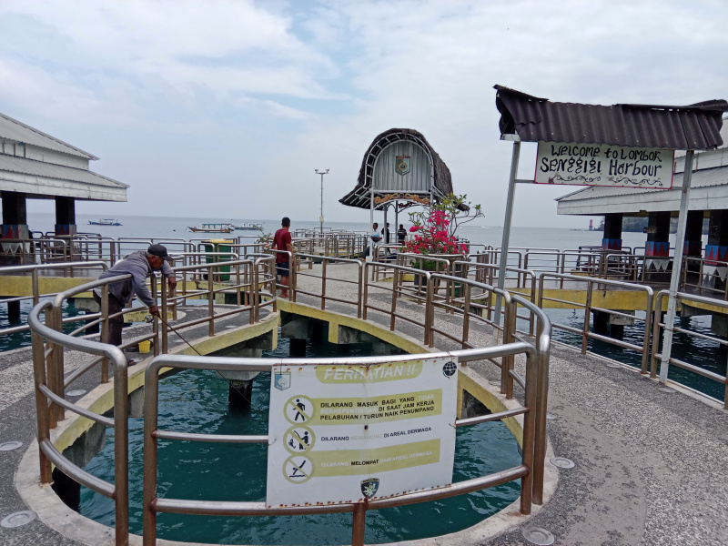 Menikmati keindahan pesona pantai Senggigi wisatawan bisa melihat langsung penangkaran penyu (Ashar/SinPo.i)