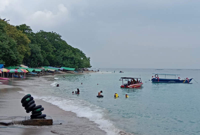 Menikmati keindahan pesona pantai Senggigi wisatawan bisa melihat langsung penangkaran penyu (Ashar/SinPo.i)