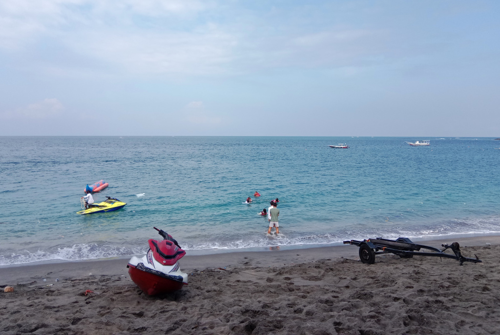Menikmati keindahan pesona pantai Senggigi wisatawan bisa melihat langsung penangkaran penyu (Ashar/SinPo.i)