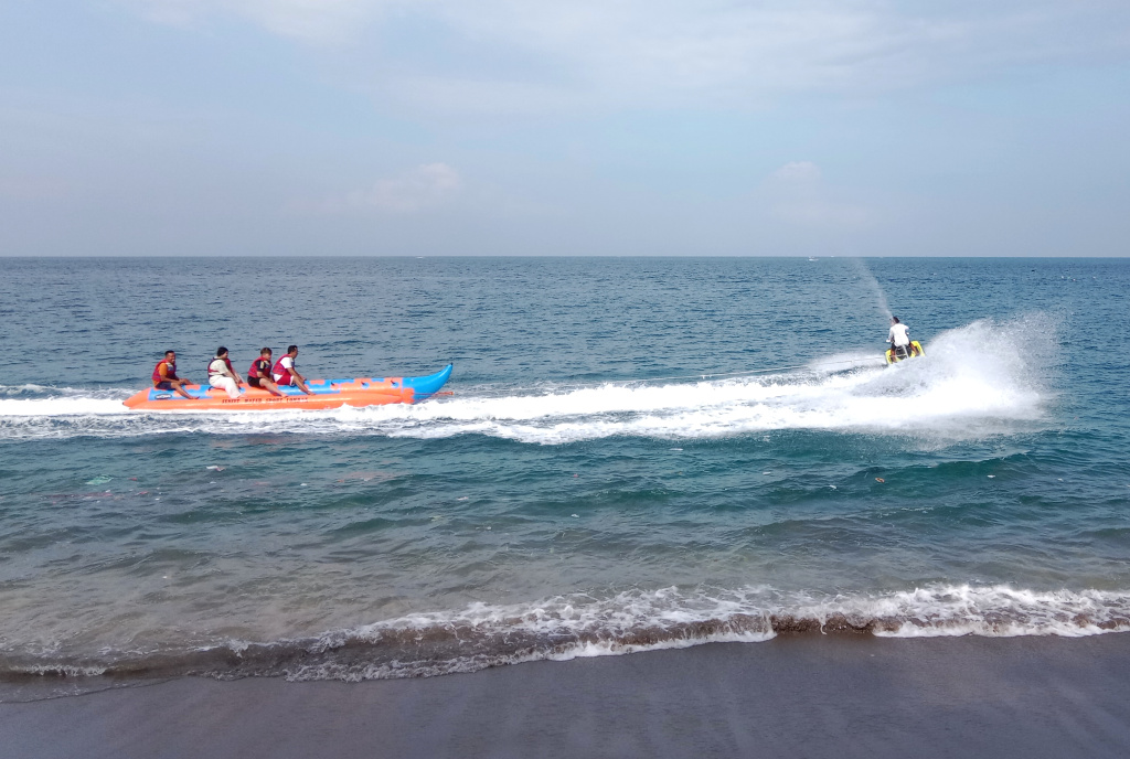 Menikmati keindahan pesona pantai Senggigi wisatawan bisa melihat langsung penangkaran penyu (Ashar/SinPo.i)