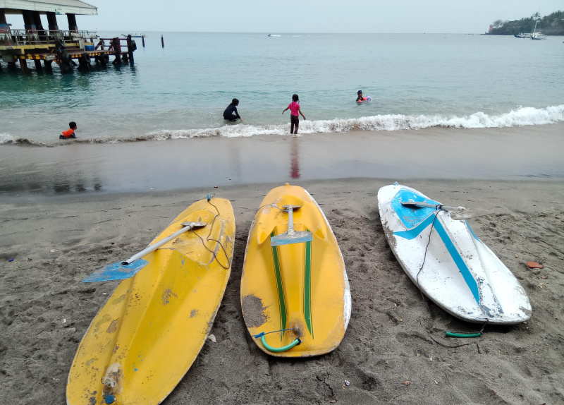 Menikmati keindahan pesona pantai Senggigi wisatawan bisa melihat langsung penangkaran penyu (Ashar/SinPo.i)