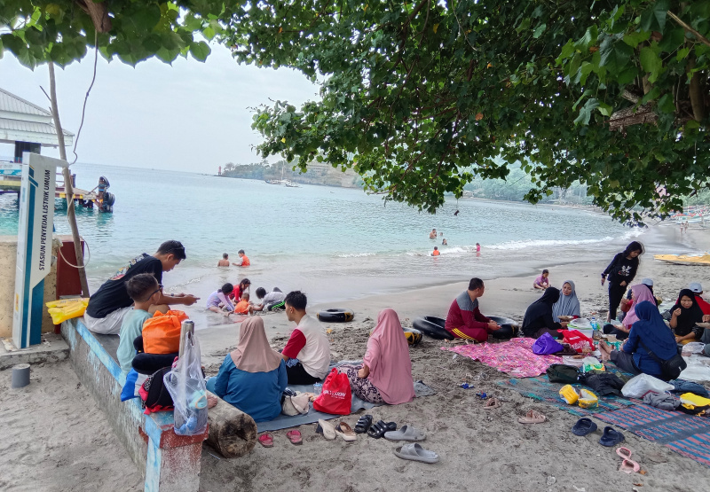 Menikmati keindahan pesona pantai Senggigi wisatawan bisa melihat langsung penangkaran penyu (Ashar/SinPo.i)