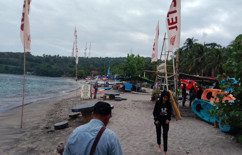 Menikmati keindahan pesona pantai Senggigi wisatawan bisa melihat langsung penangkaran penyu (Ashar/SinPo.i)
