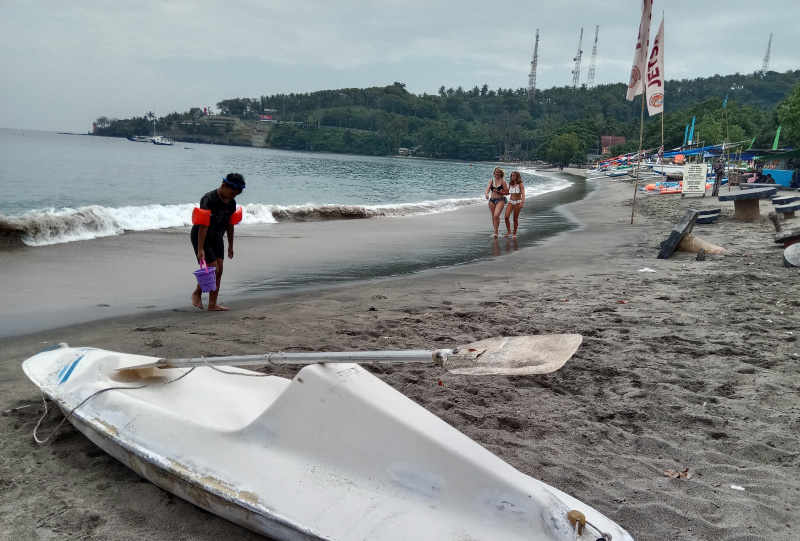 Menikmati keindahan pesona pantai Senggigi wisatawan bisa melihat langsung penangkaran penyu (Ashar/SinPo.i)