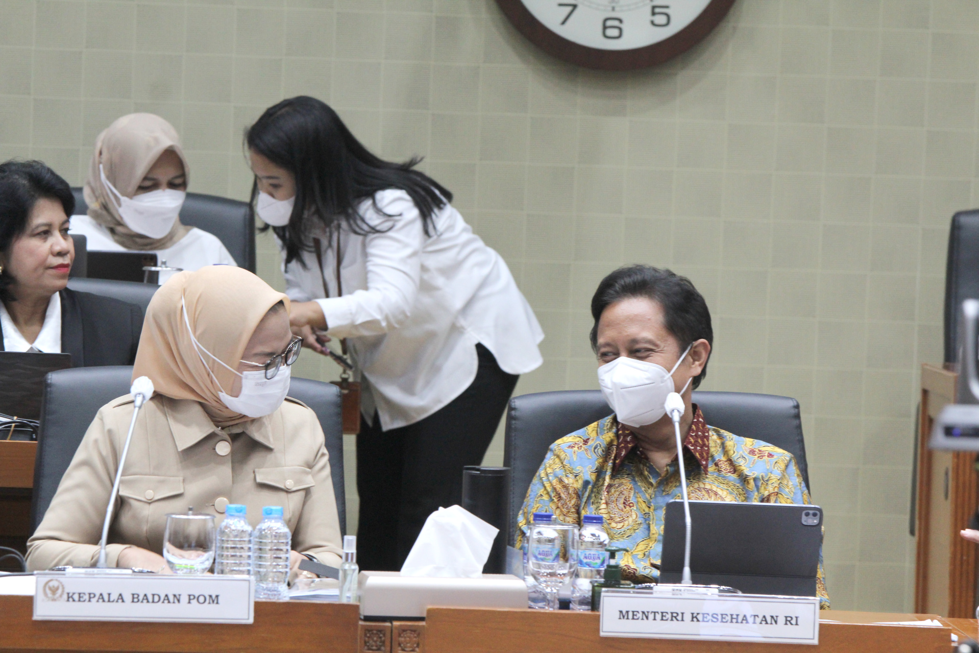 Menkes Budi Gunadi Sadikin dan Kepala BPOM Penny Lukito rapat kerja bersama Komisi IX DPR membahas ganguan ginjal angkut pada anak (Ashar/SinPo.id)