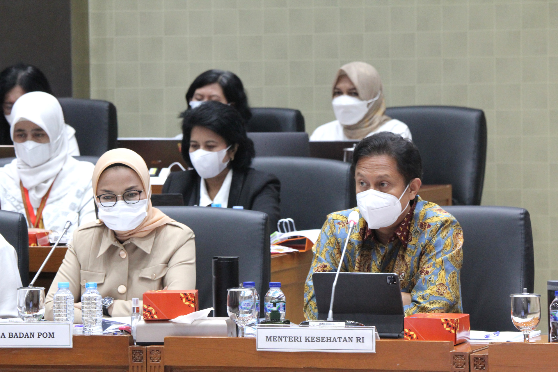 Menkes Budi Gunadi Sadikin dan Kepala BPOM Penny Lukito rapat kerja bersama Komisi IX DPR membahas ganguan ginjal angkut pada anak (Ashar/SinPo.id)
