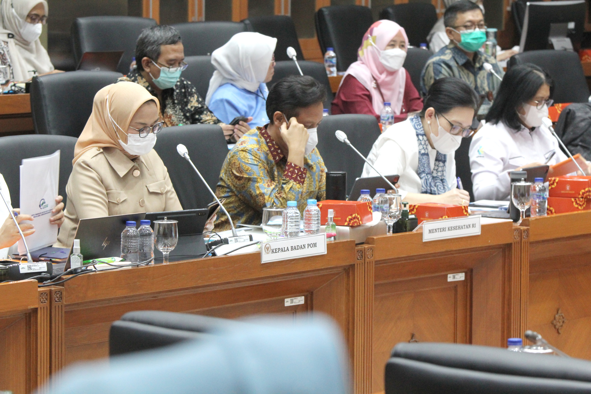 Menkes Budi Gunadi Sadikin dan Kepala BPOM Penny Lukito rapat kerja bersama Komisi IX DPR membahas ganguan ginjal angkut pada anak (Ashar/SinPo.id)