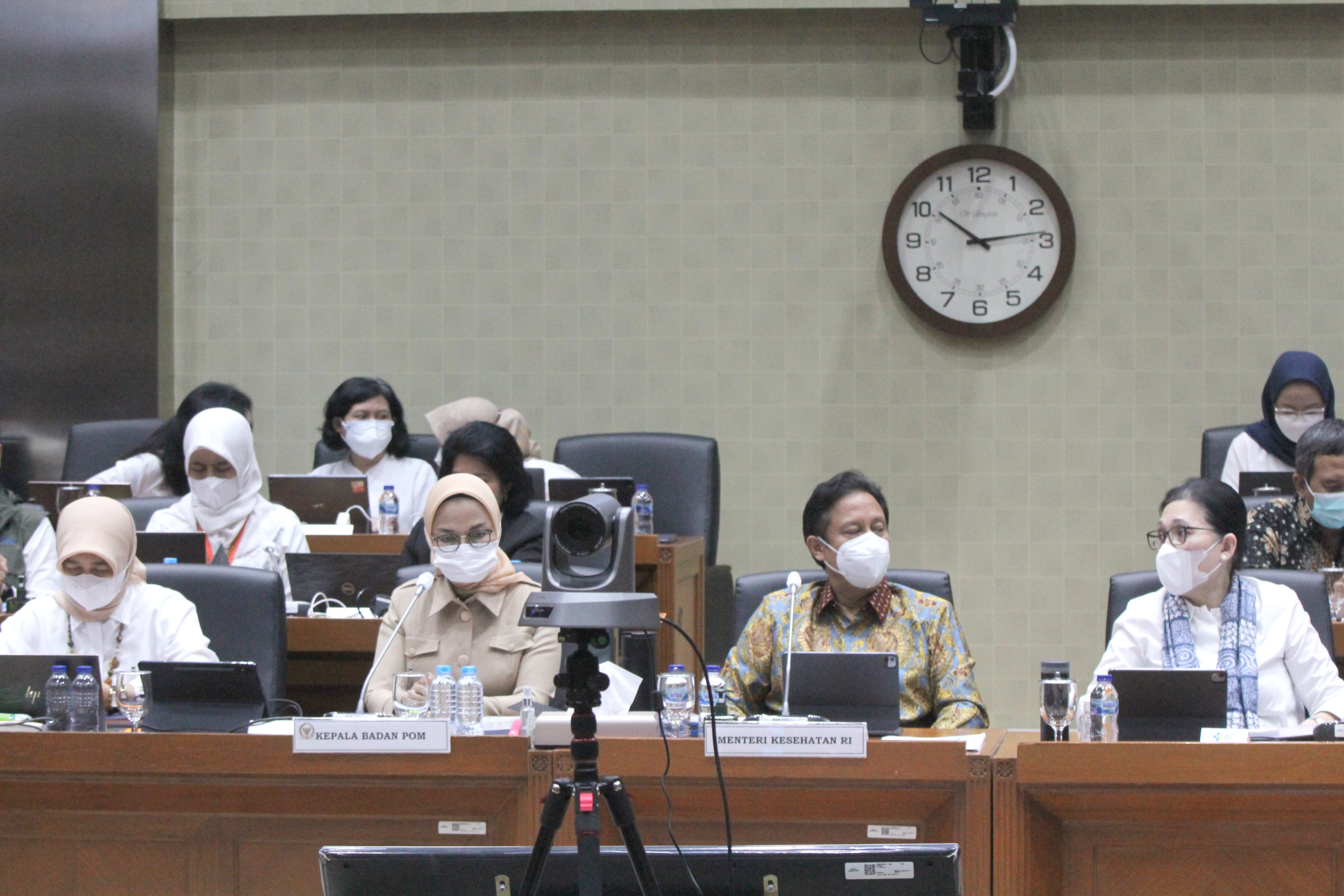 Menkes Budi Gunadi Sadikin dan Kepala BPOM Penny Lukito rapat kerja bersama Komisi IX DPR membahas ganguan ginjal angkut pada anak (Ashar/SinPo.id)