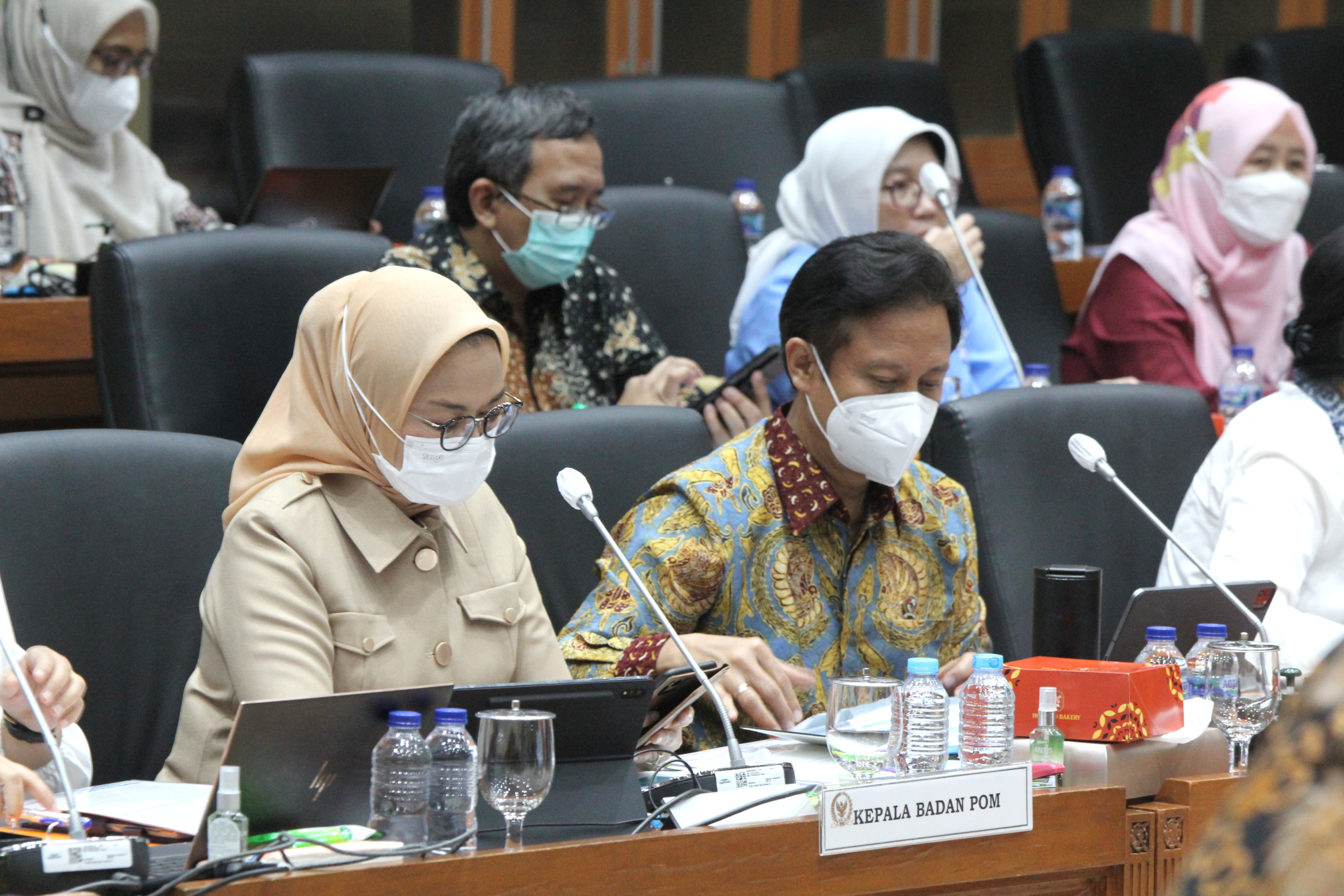 Menkes Budi Gunadi Sadikin dan Kepala BPOM Penny Lukito rapat kerja bersama Komisi IX DPR membahas ganguan ginjal angkut pada anak (Ashar/SinPo.id)