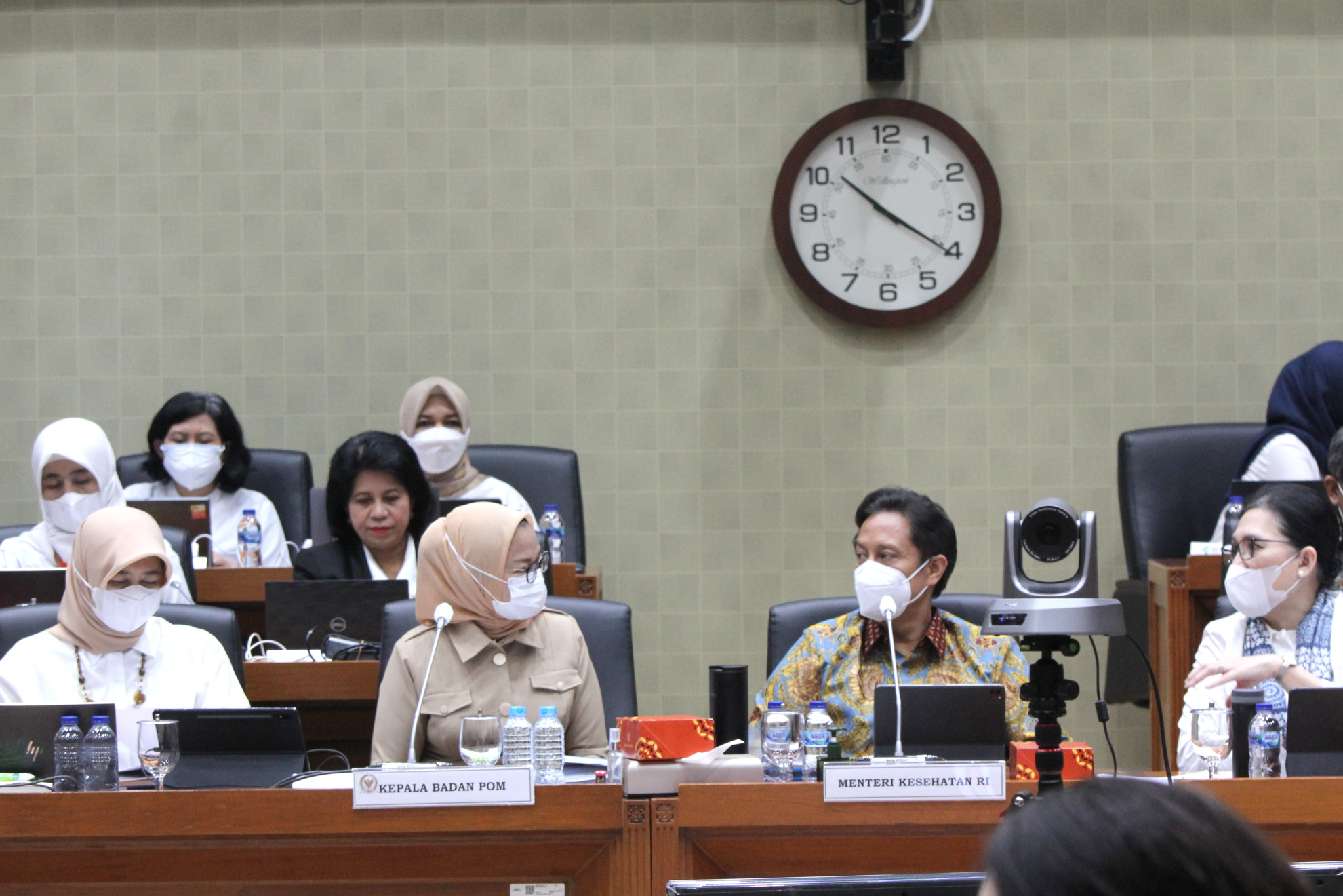 Menkes Budi Gunadi Sadikin dan Kepala BPOM Penny Lukito rapat kerja bersama Komisi IX DPR membahas ganguan ginjal angkut pada anak (Ashar/SinPo.id)