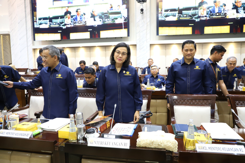 Komisi XI DPR gelar raker dengan Menkeu Sri Mulyani membahas kinerja Kementerian Keuangan Triwulan III (Ashar/SinPo.id)