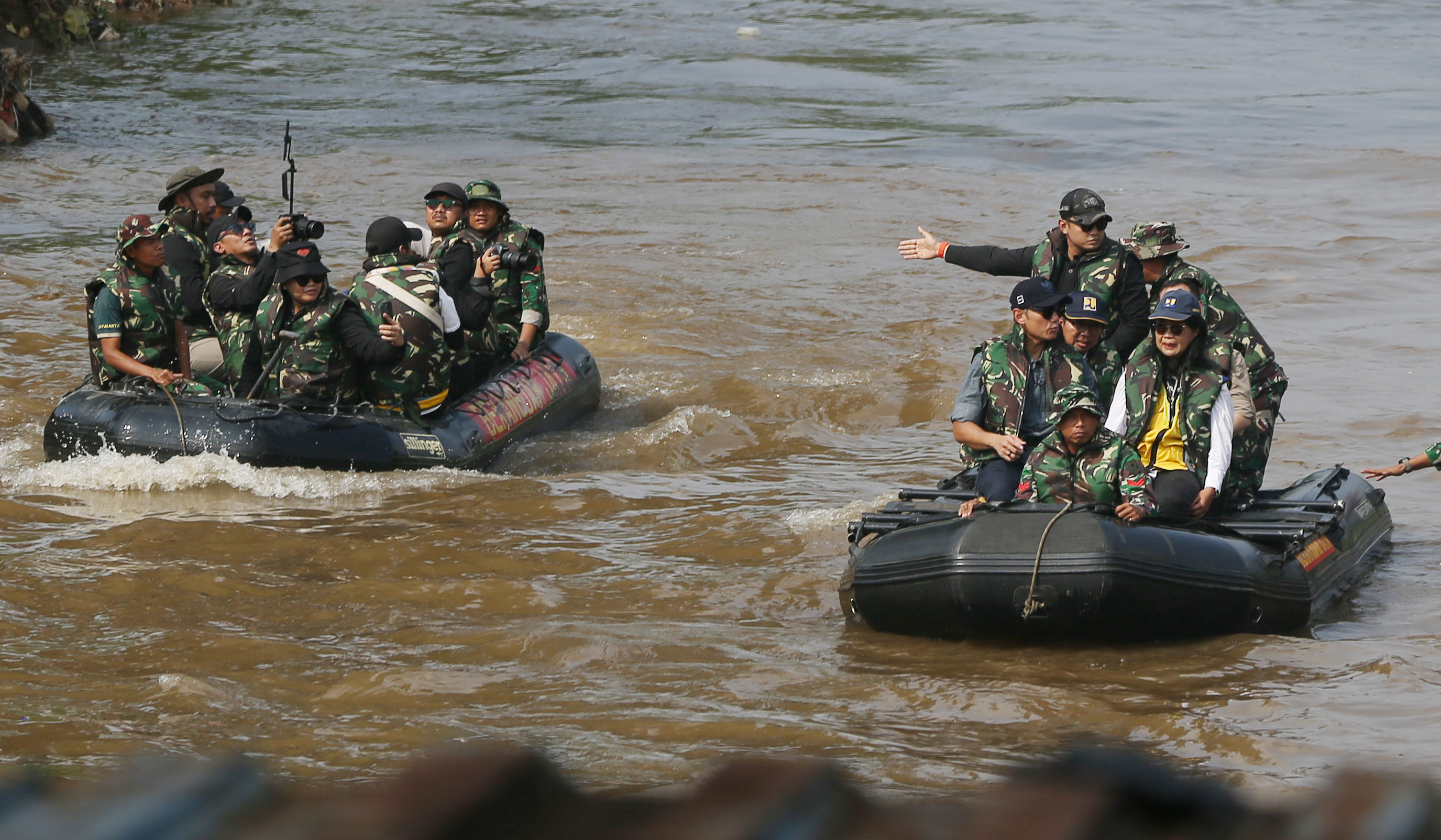 Menko AHY tinjau sodetan kali Ciliwung. (Agus Priatna/SinPo.id)