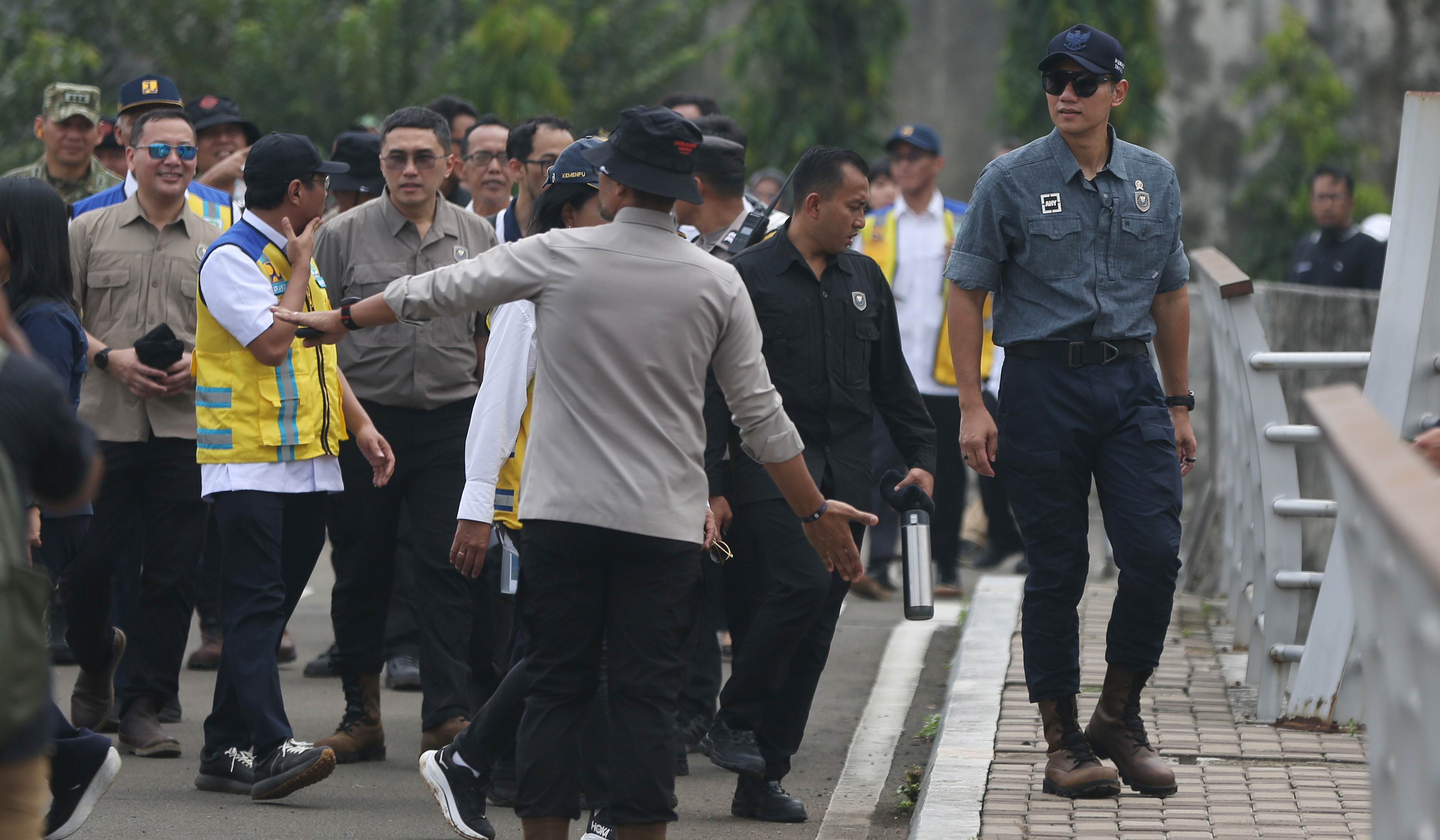 Menko AHY tinjau sodetan kali Ciliwung. (Agus Priatna/SinPo.id)
