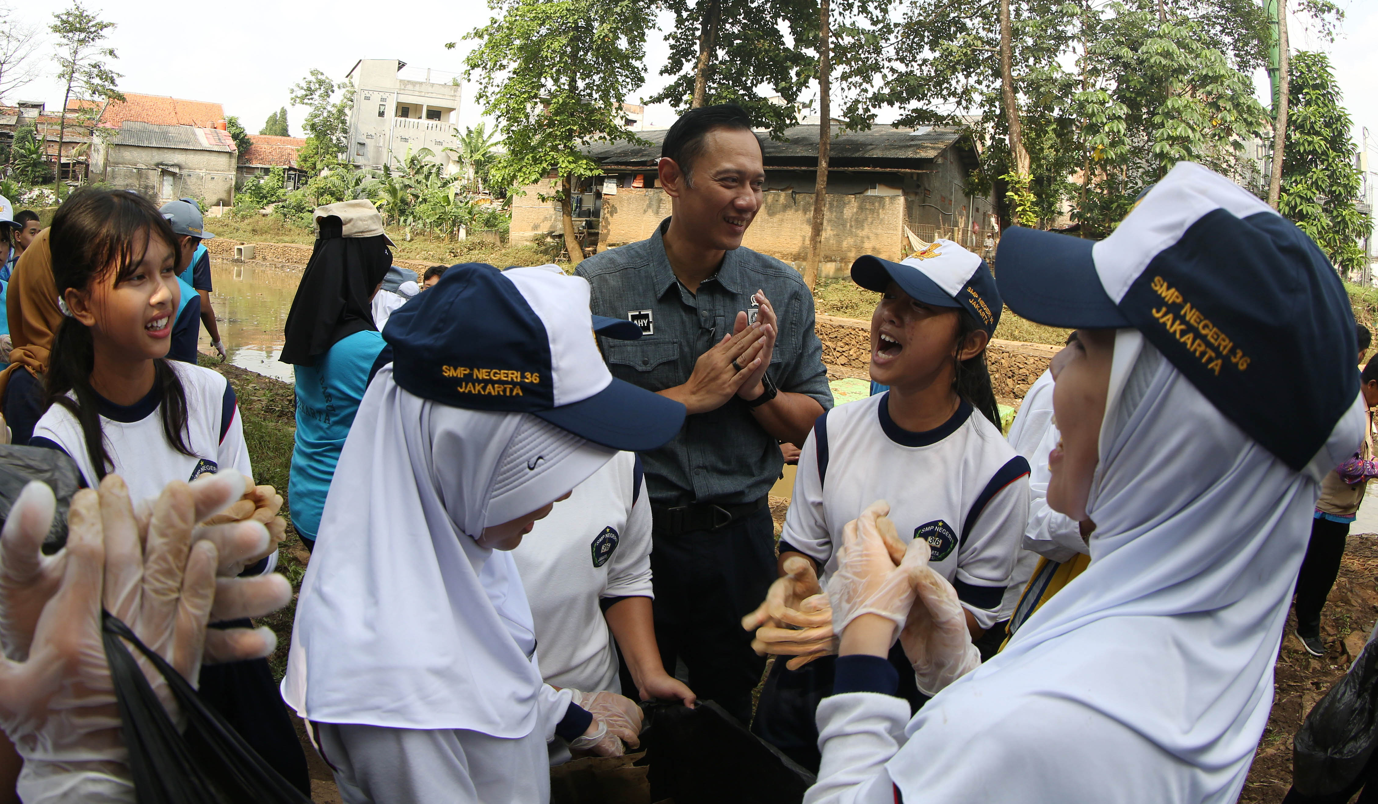 Menko AHY tinjau sodetan kali Ciliwung. (Agus Priatna/SinPo.id)