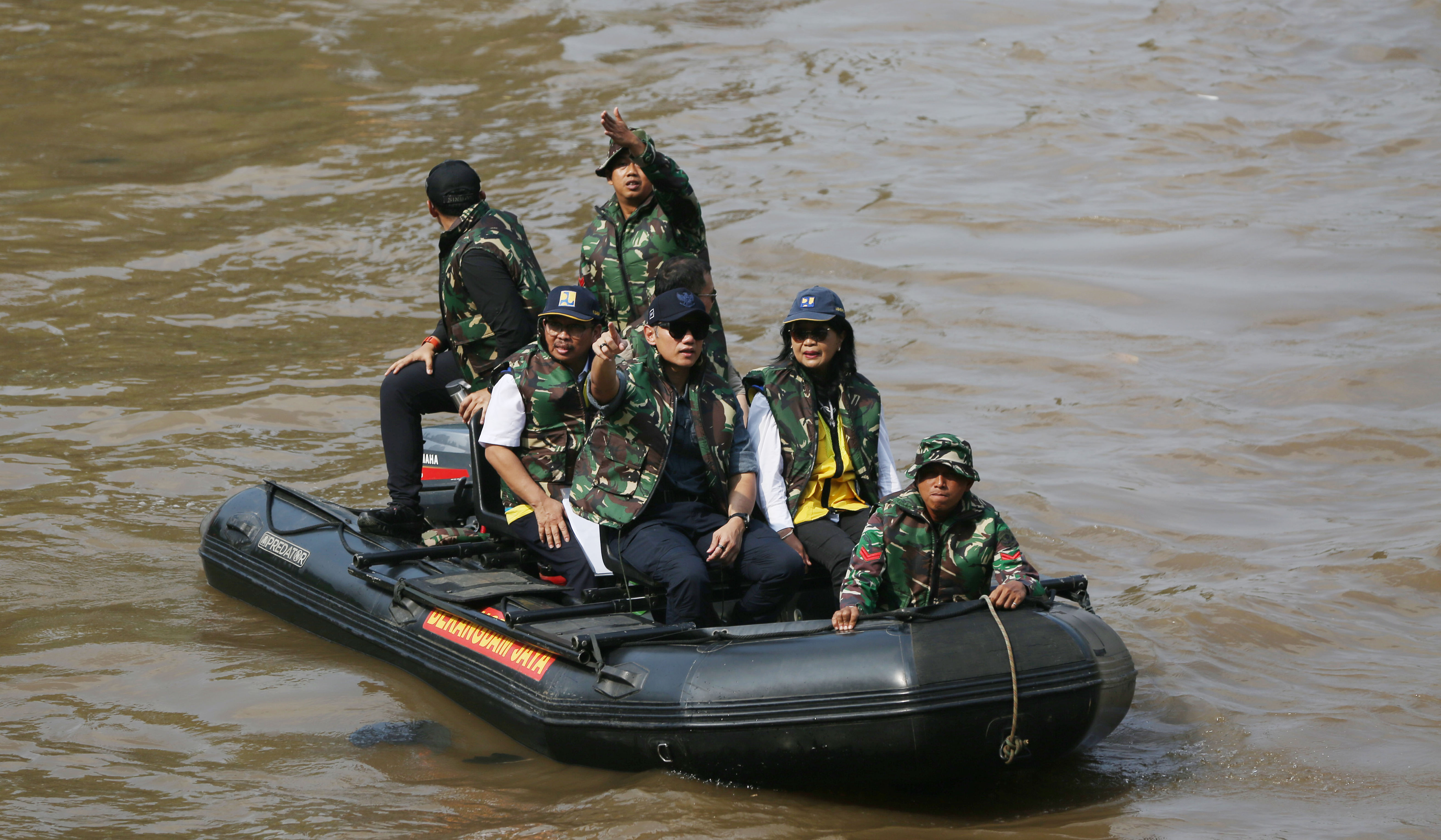 Menko AHY tinjau sodetan kali Ciliwung. (Agus Priatna/SinPo.id)
