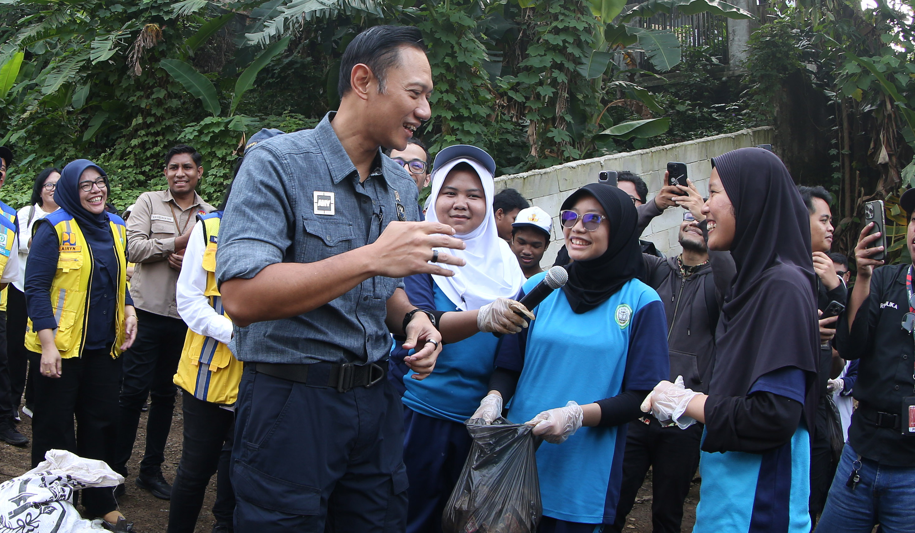 Menko AHY tinjau sodetan kali Ciliwung. (Agus Priatna/SinPo.id)