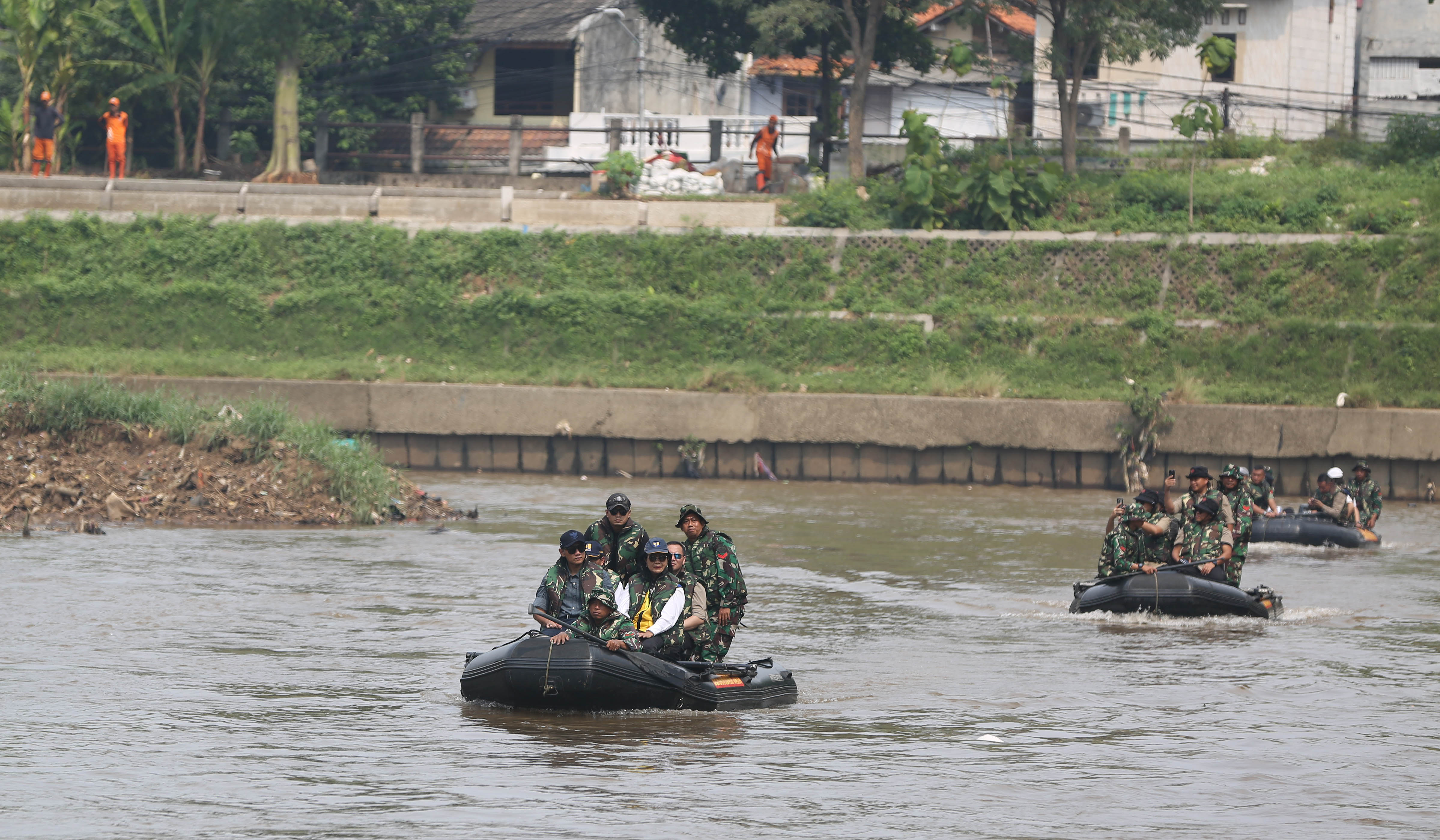 Menko AHY tinjau sodetan kali Ciliwung. (Agus Priatna/SinPo.id)