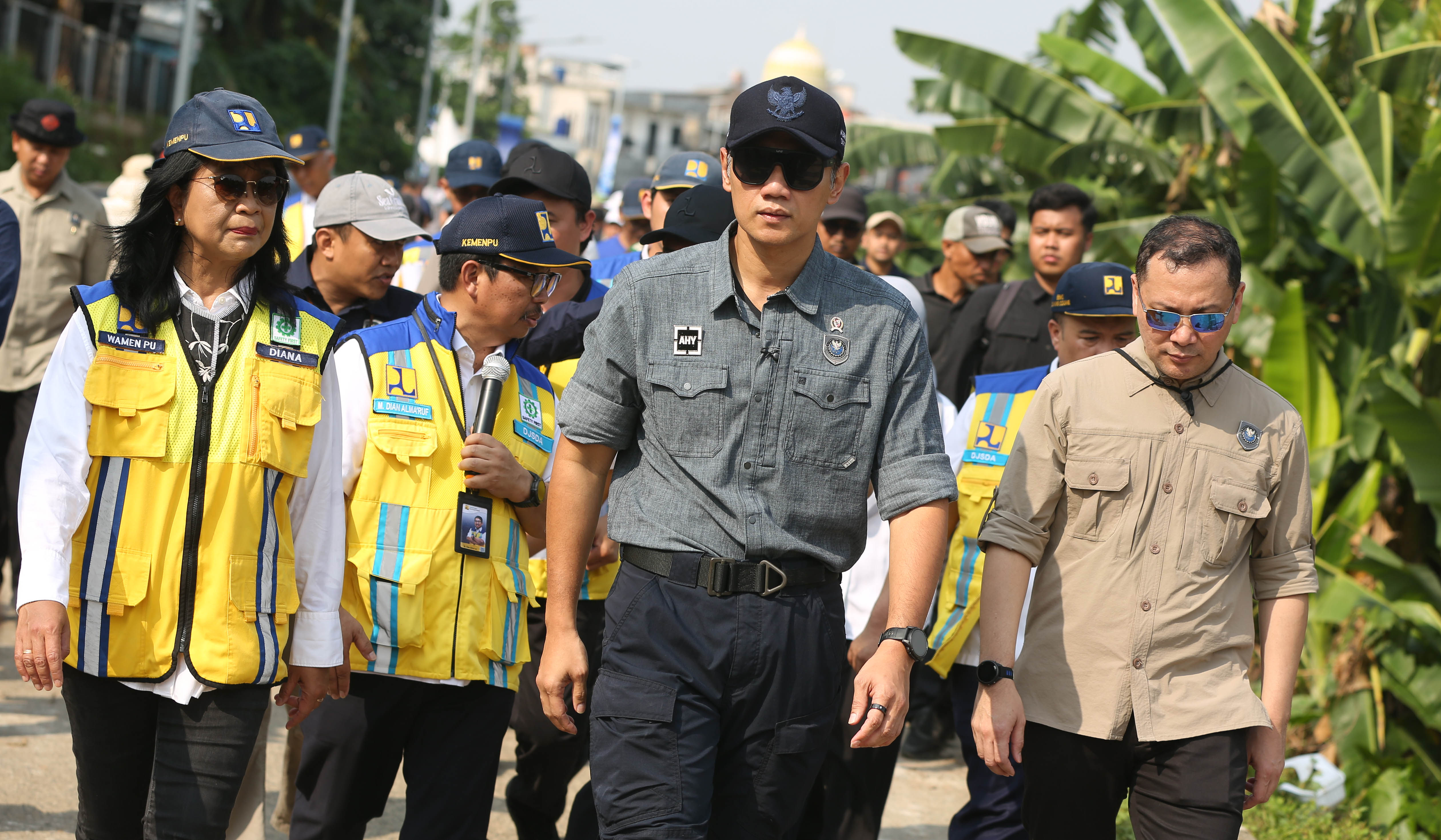 Menko AHY tinjau sodetan kali Ciliwung. (Agus Priatna/SinPo.id)