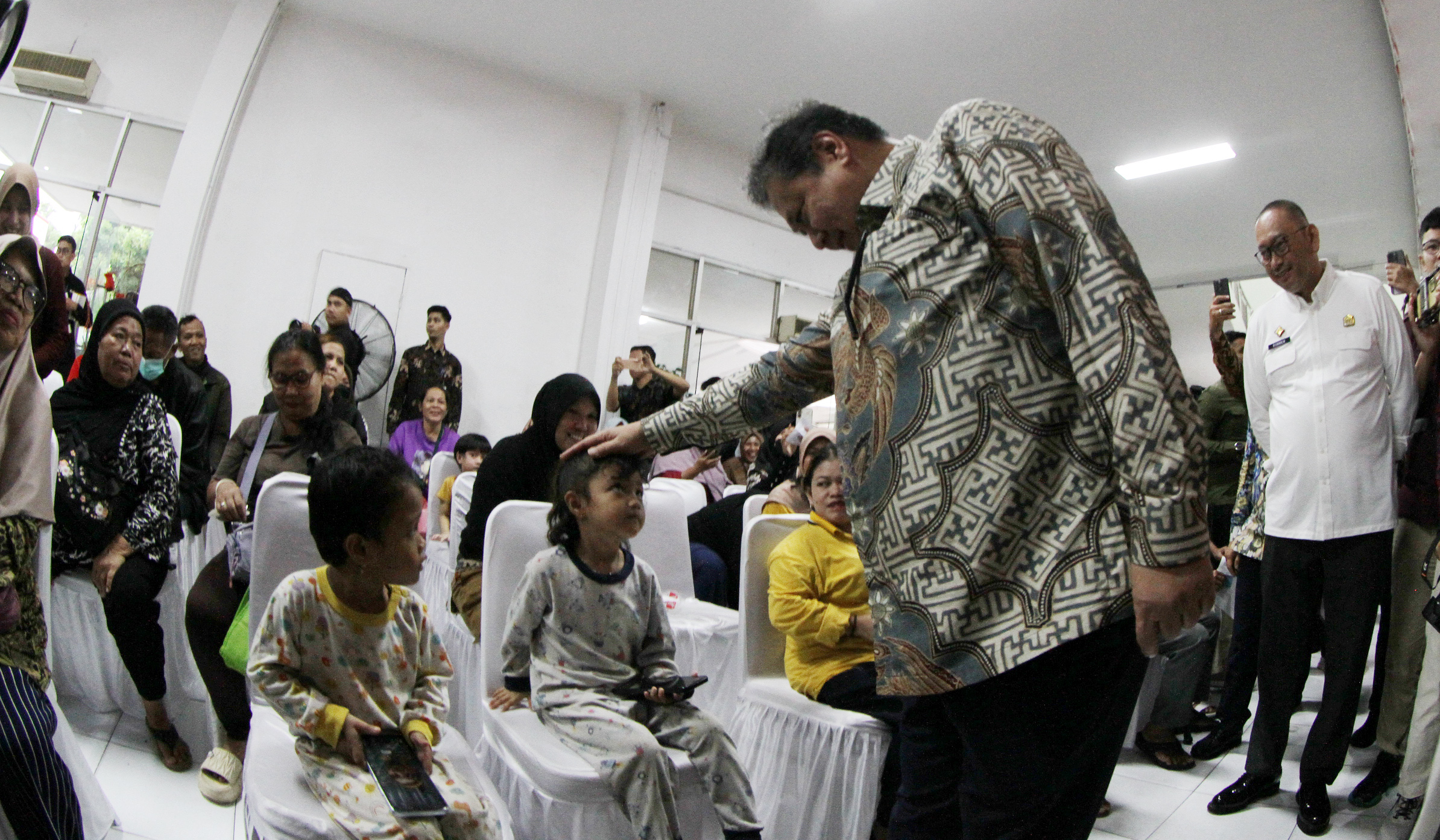 Airlangga Hartarto, tinjau penyaluran BLT Kesra. (Agus Priatna/SinPo.id)