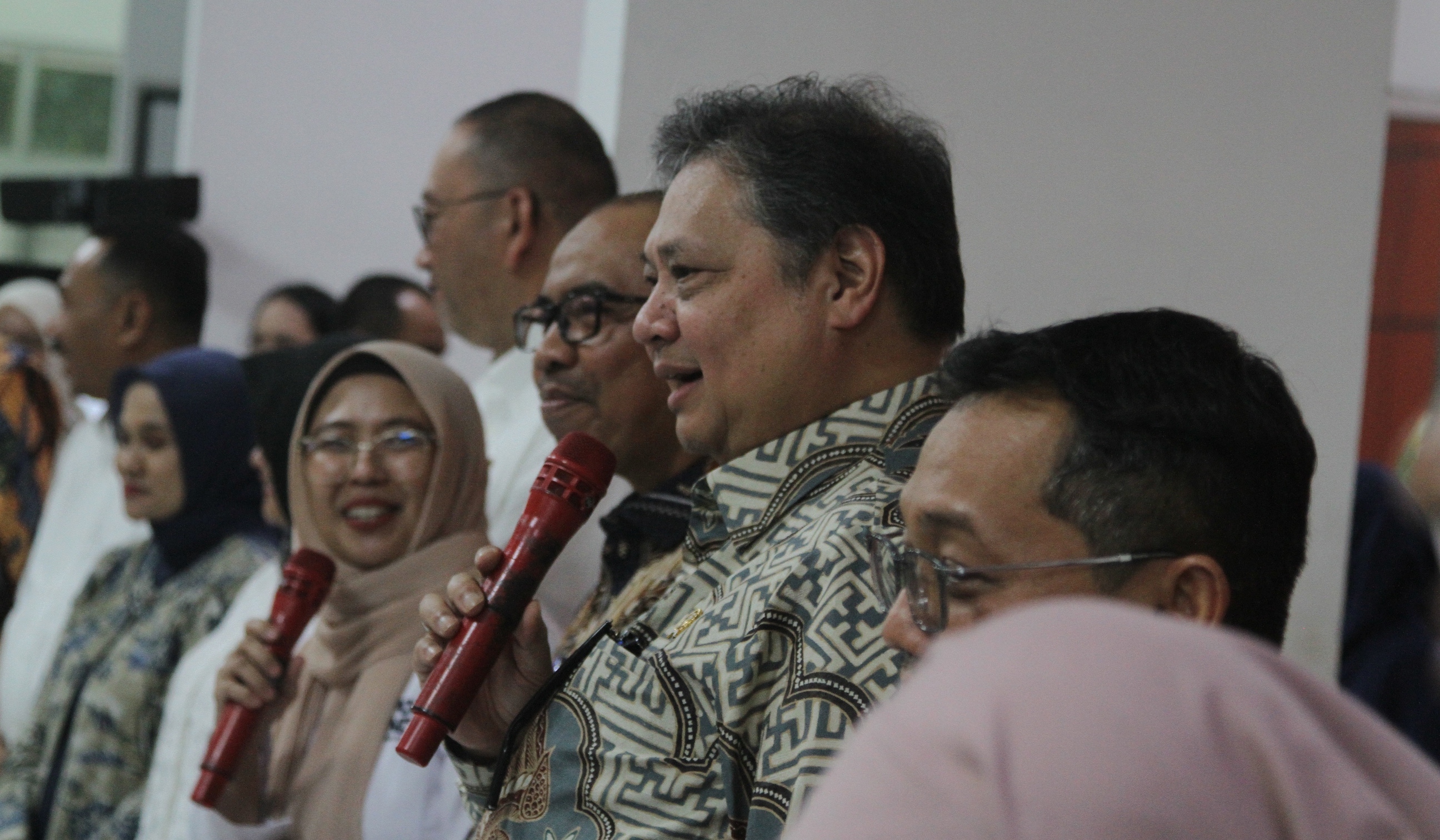 Airlangga Hartarto, tinjau penyaluran BLT Kesra. (Agus Priatna/SinPo.id)