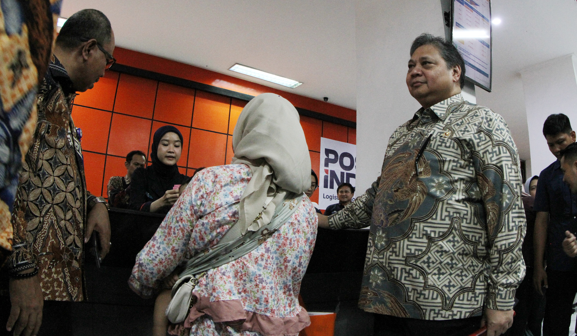 Airlangga Hartarto, tinjau penyaluran BLT Kesra. (Agus Priatna/SinPo.id)