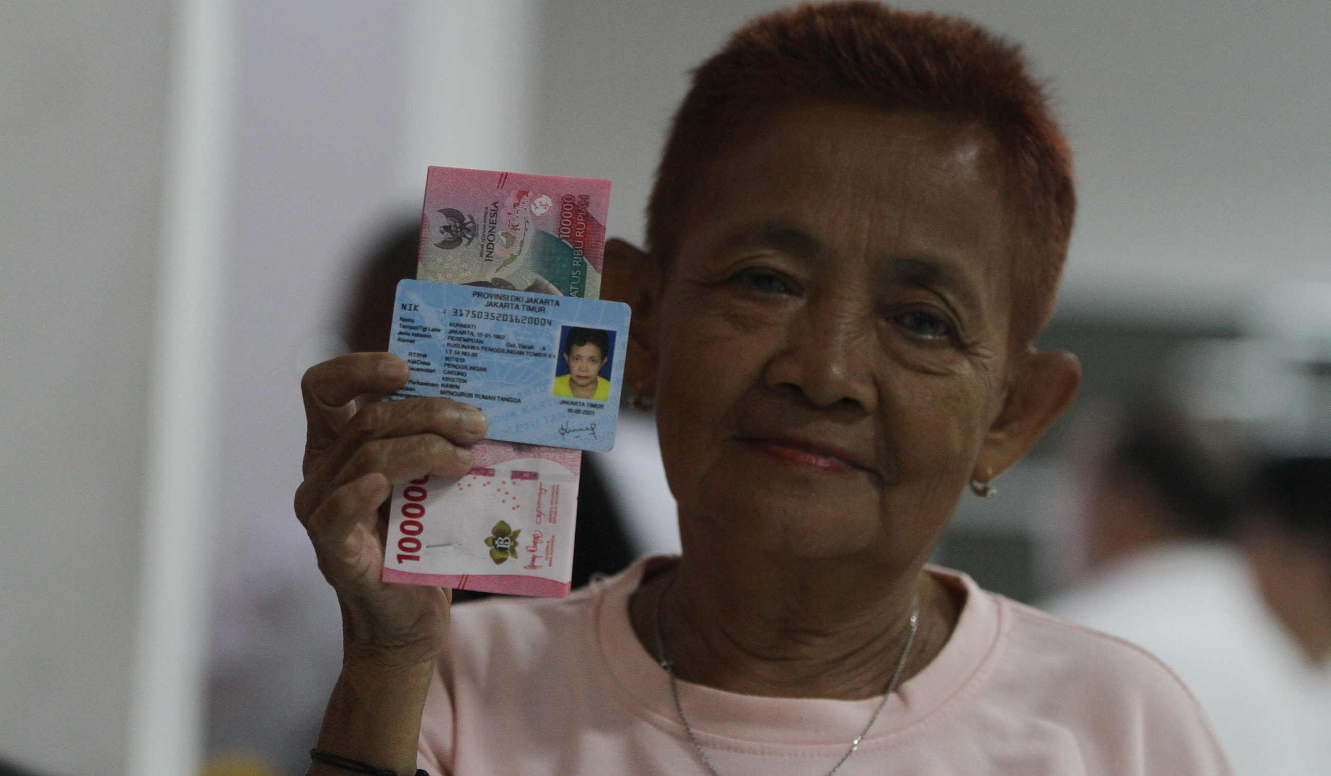 Airlangga Hartarto, tinjau penyaluran BLT Kesra. (Agus Priatna/SinPo.id)