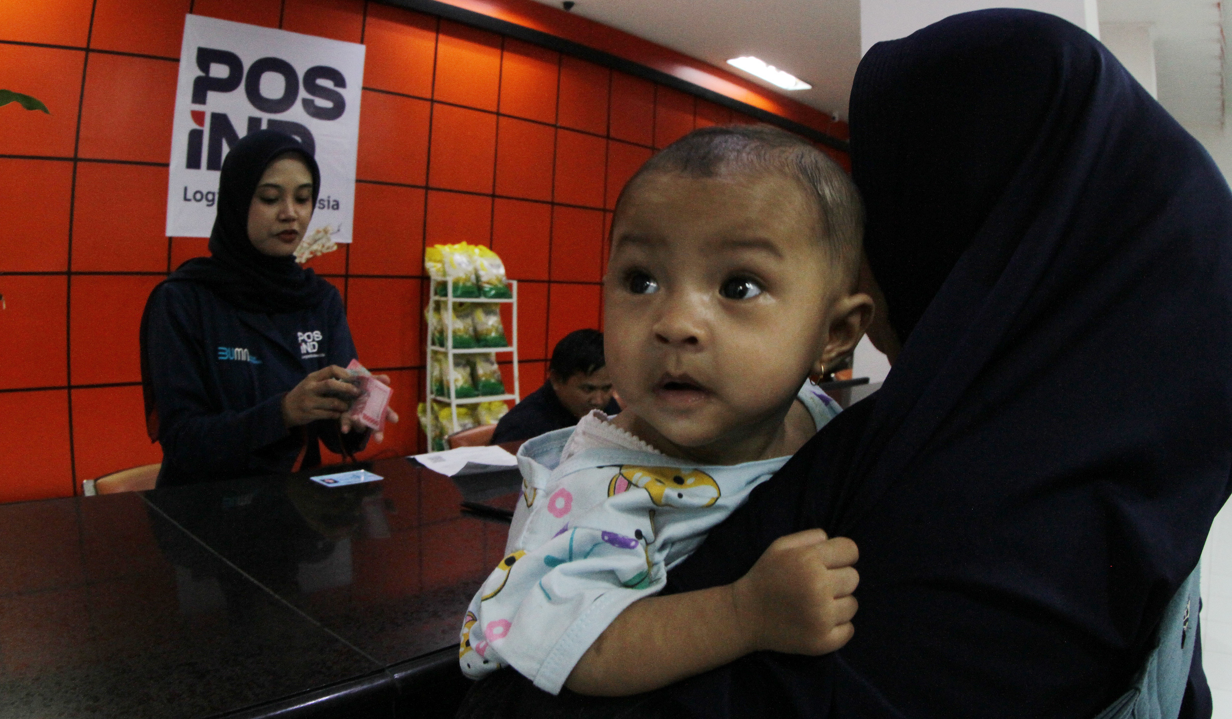 Airlangga Hartarto, tinjau penyaluran BLT Kesra. (Agus Priatna/SinPo.id)