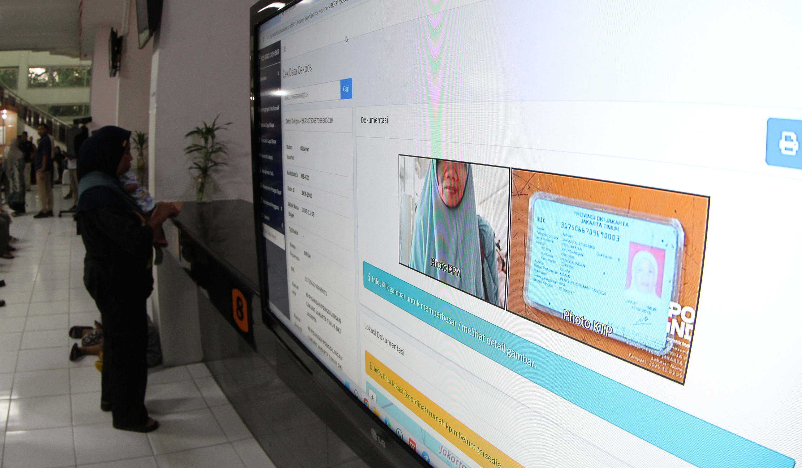 Airlangga Hartarto, tinjau penyaluran BLT Kesra. (Agus Priatna/SinPo.id)