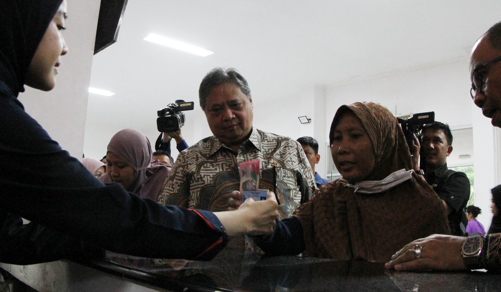 Airlangga Hartarto, tinjau penyaluran BLT Kesra. (Agus Priatna/SinPo.id)