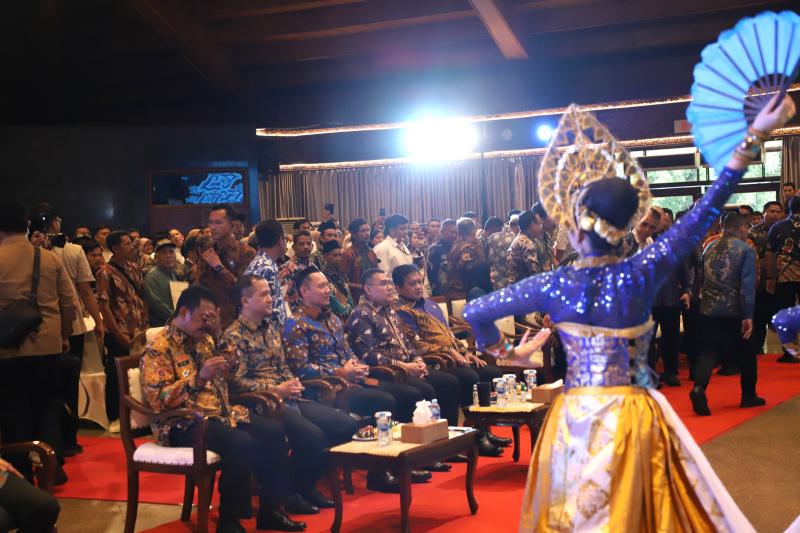 Menko Infrastruktur Agus Harimurti Yudhoyono (AHY) menghadiri penyerahan Sertifikat SHM milik warga lokal Sukabumi di Balai Makarti Muktitama Kementerian Transmigrasi (Ashar/SinPo.id)