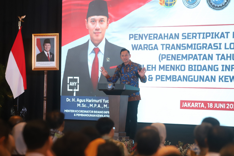 Menko Infrastruktur Agus Harimurti Yudhoyono (AHY) menghadiri penyerahan Sertifikat SHM milik warga lokal Sukabumi di Balai Makarti Muktitama Kementerian Transmigrasi (Ashar/SinPo.id)