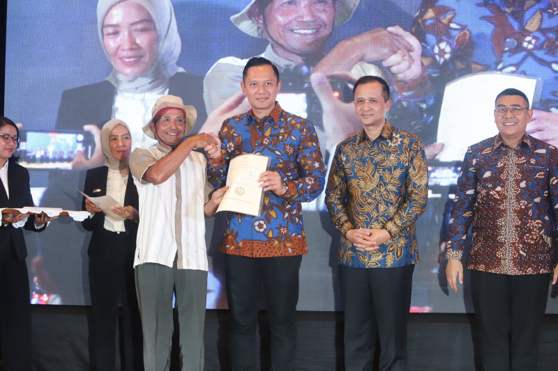 Menko Infrastruktur Agus Harimurti Yudhoyono (AHY) menghadiri penyerahan Sertifikat SHM milik warga lokal Sukabumi di Balai Makarti Muktitama Kementerian Transmigrasi (Ashar/SinPo.id)