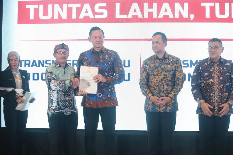 Menko Infrastruktur Agus Harimurti Yudhoyono (AHY) menghadiri penyerahan Sertifikat SHM milik warga lokal Sukabumi di Balai Makarti Muktitama Kementerian Transmigrasi (Ashar/SinPo.id)