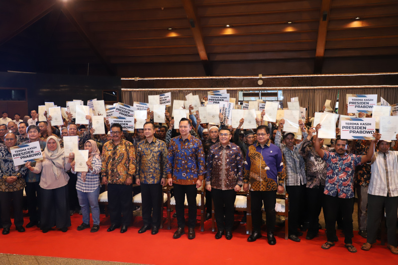 Menko Infrastruktur Agus Harimurti Yudhoyono (AHY) menghadiri penyerahan Sertifikat SHM milik warga lokal Sukabumi di Balai Makarti Muktitama Kementerian Transmigrasi (Ashar/SinPo.id)