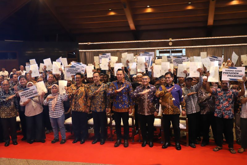 Menko Infrastruktur Agus Harimurti Yudhoyono (AHY) menghadiri penyerahan Sertifikat SHM milik warga lokal Sukabumi di Balai Makarti Muktitama Kementerian Transmigrasi (Ashar/SinPo.id)